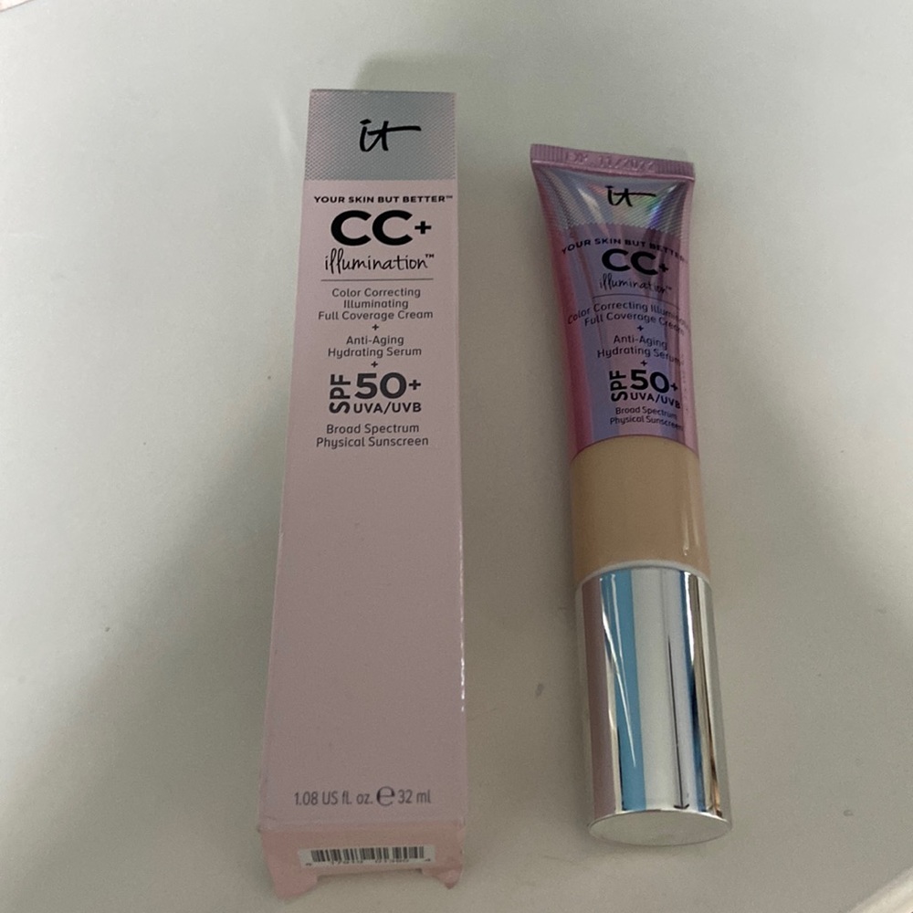 It cosmetics CC+ illumination full coverage cream in the color Fair